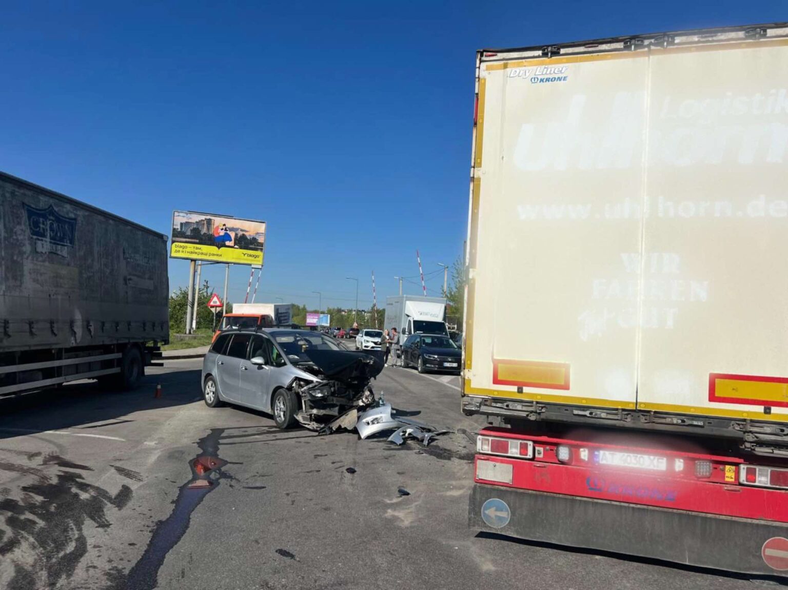 ДТП у Франківську: зіткнулись легковик і вантажівка. ВІДЕО