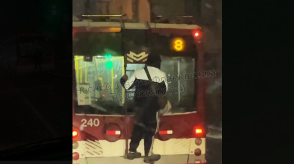 У Франківську зафільмували чоловіка котрий катається на кузові тролейбуса ВІДЕО