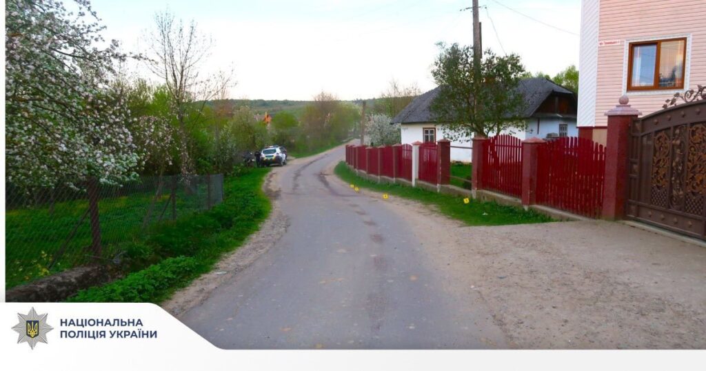 На Прикарпатті неповнолітній мотоцикліст врізався в огорожу: є постраждалі