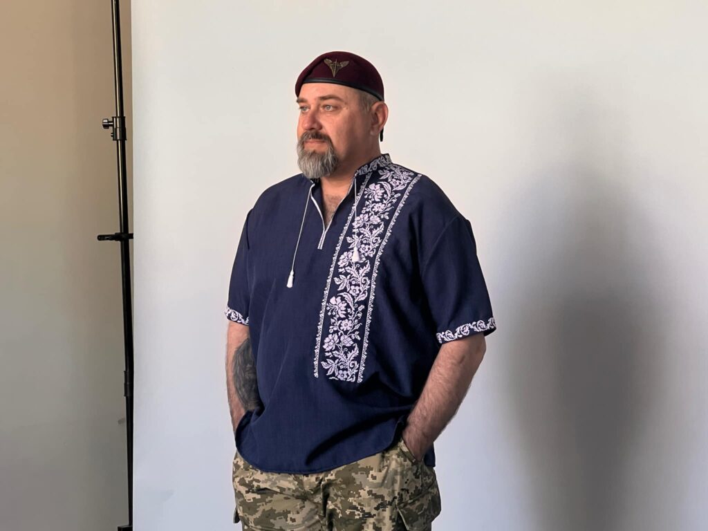 Чоловік у вишиванці й берет, військовий стиль.