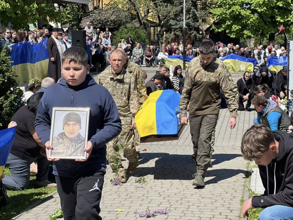 Церемонія прощання з українським воїном, громада зібралася.