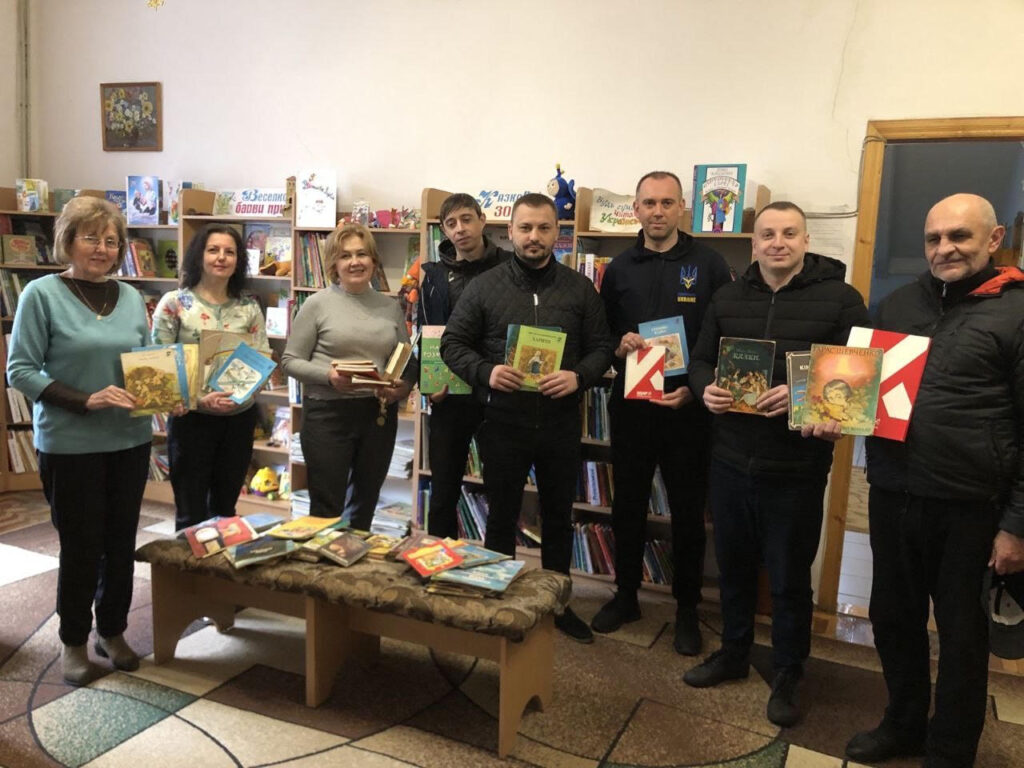 До Міжнародного дня дитячої книги “Українська команда Прикарпаття” поповнила фонд дитячої бібліотеки