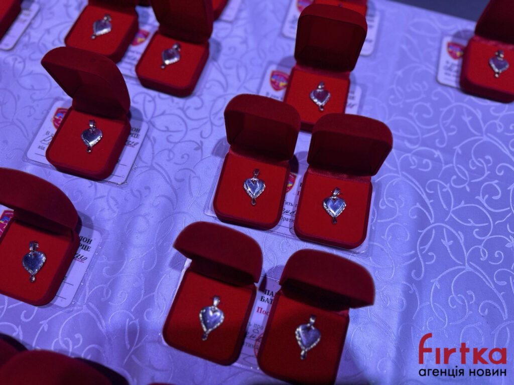 В Івано-Франківську дітям полеглих захисників вручили пам'ятні кулони "Батьківське серце"