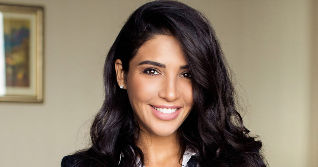 Люксові автівки, тир і пляж: Санта Дімопулос показала свій відпочинок з сином в Дубаї