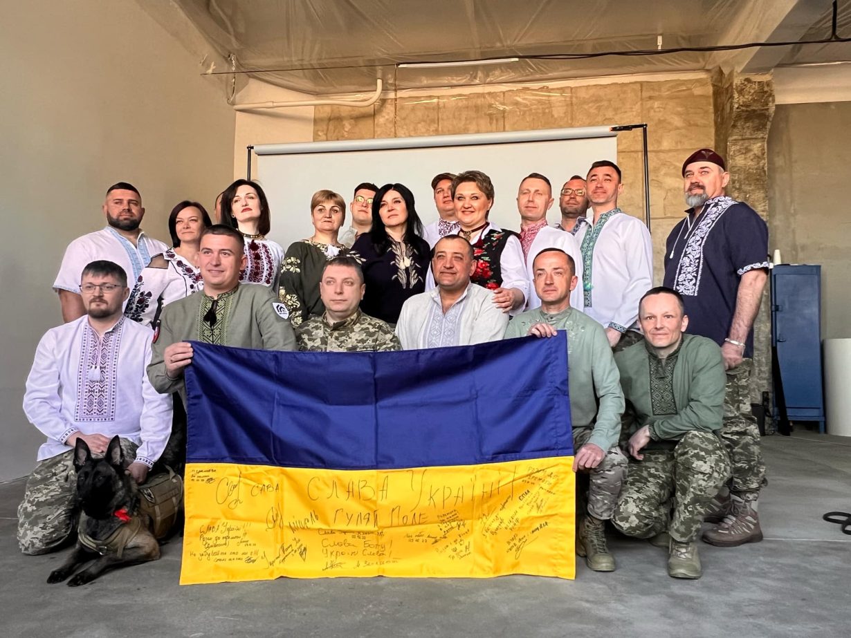 Група людей з прапором України, військові однострої.