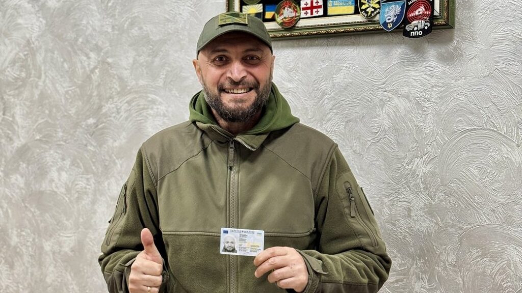 На Франківщині вручили паспорт громадянина України добровольцю з Грузії. ФОТО