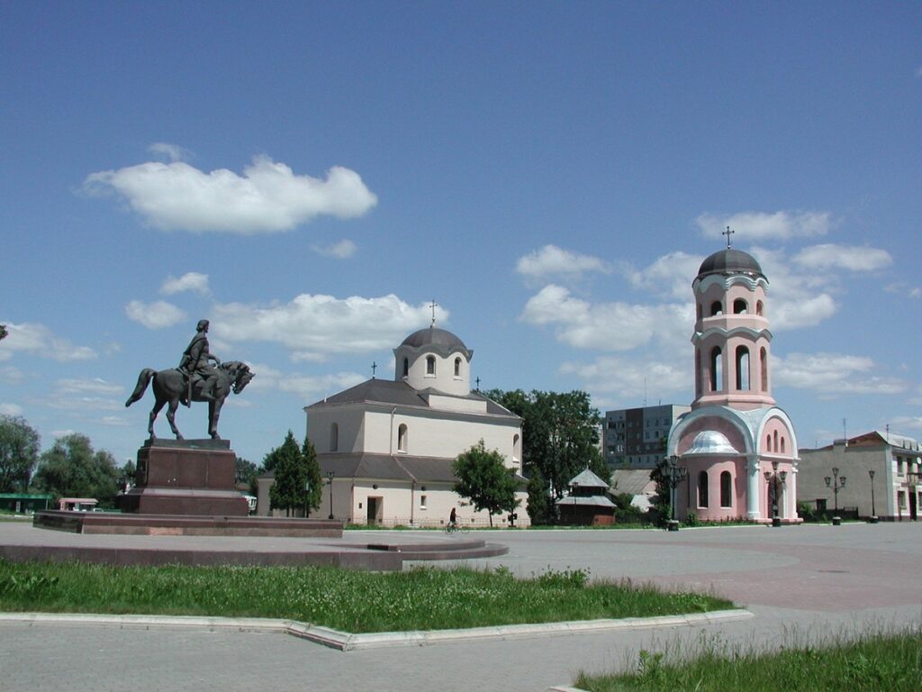 Пам'ятник вершнику та церква на площі