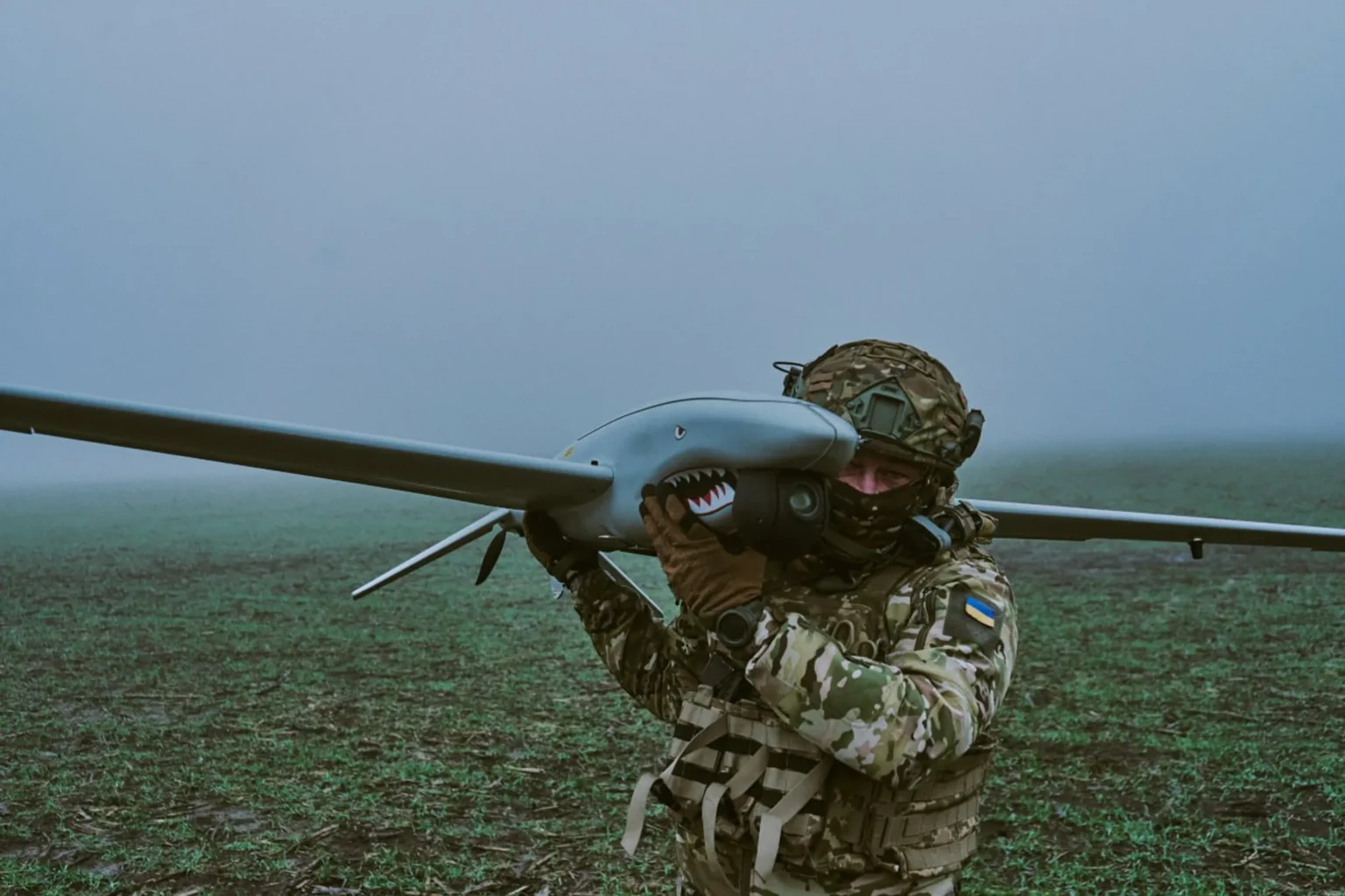 Український військовий з безпілотником у полі