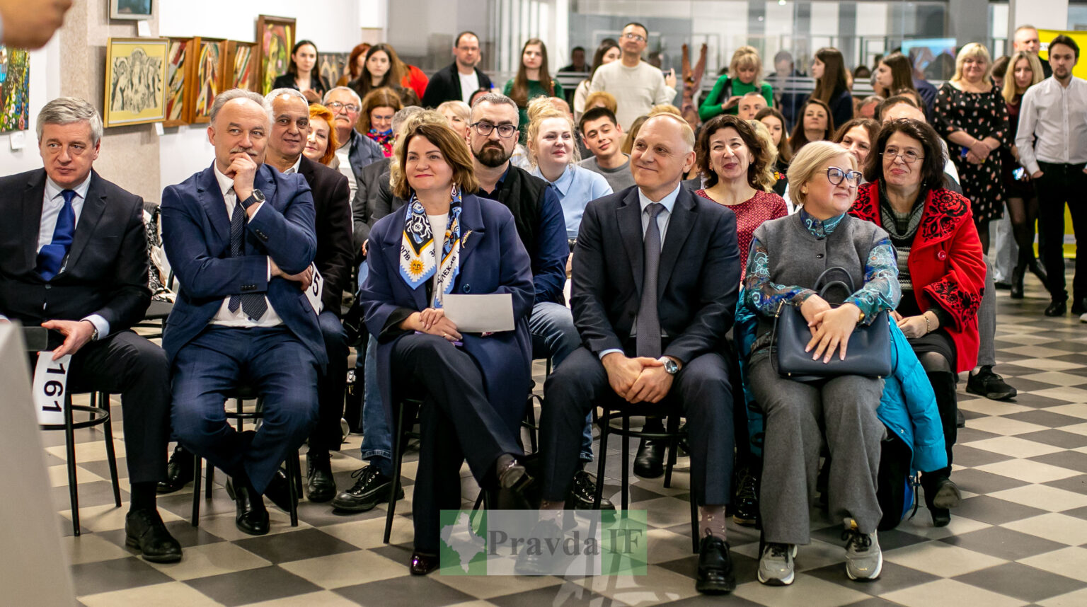 У Прикарпатському університеті відбувся мистецький аукціон на підтримку ЗСУ ФОТОРЕПОРТАЖ