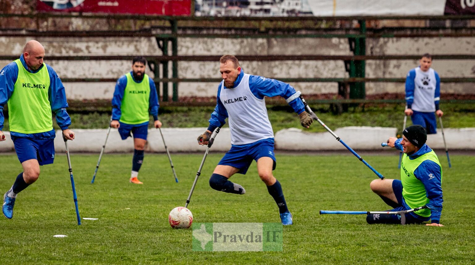 Військові ветерани на милицях зіграли футбол у Франківську ФОТОРЕПОРТАЖ