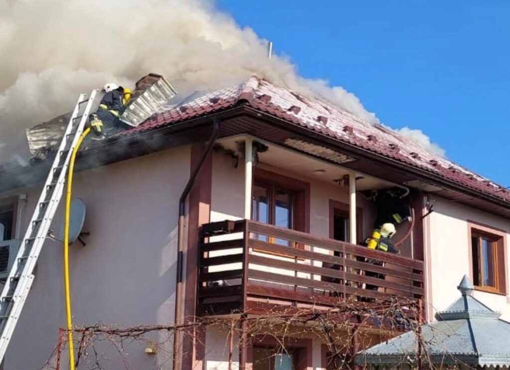 Горів житловий будинок: на Прикарпатті рятувальники ліквідували пожежу