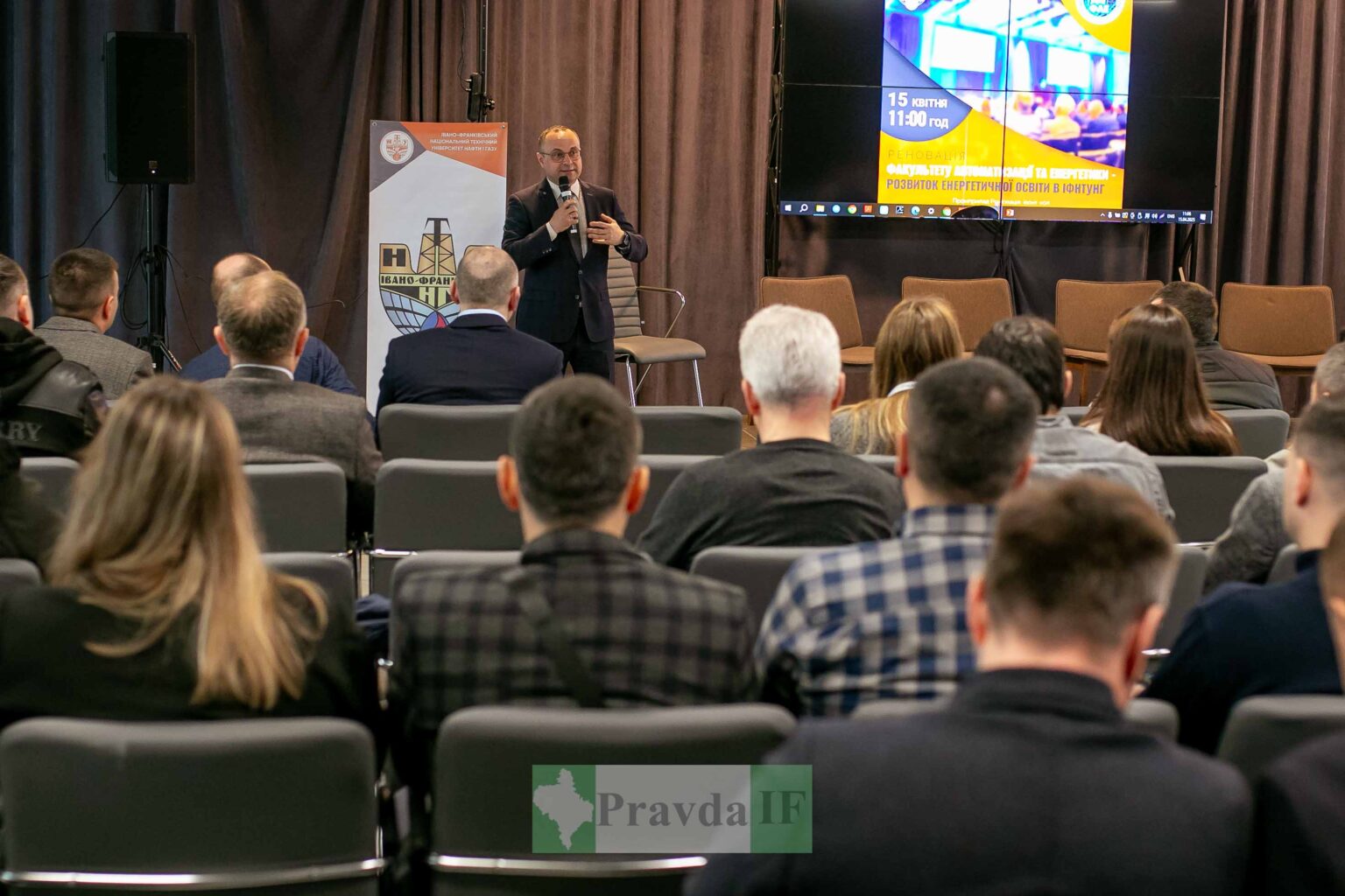 Чоловік виступає перед аудиторією на конференції