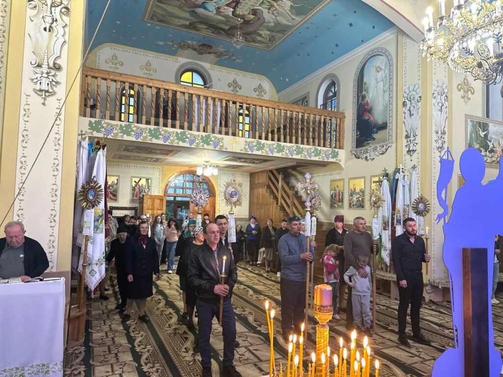 Церковна служба у прикрашеній українській церкві