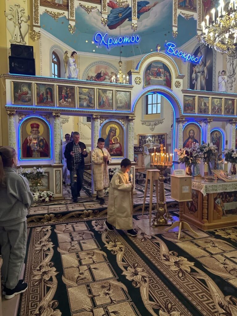 Православна Пасхальна служба у церкві з вірянами