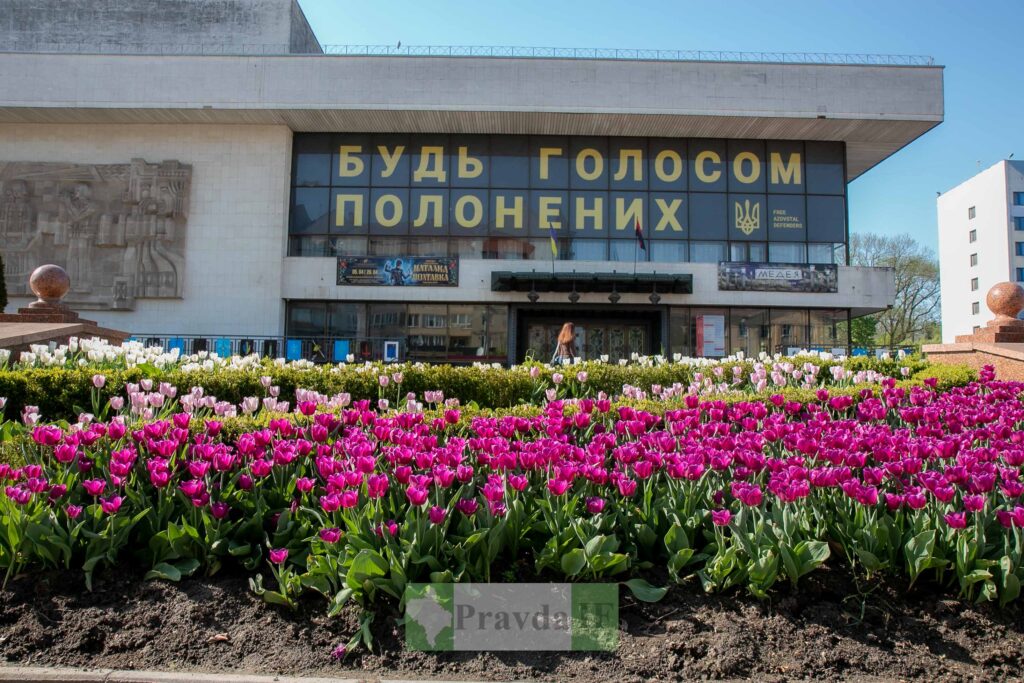 Квітучі тюльпани перед культурним центром в Україні.