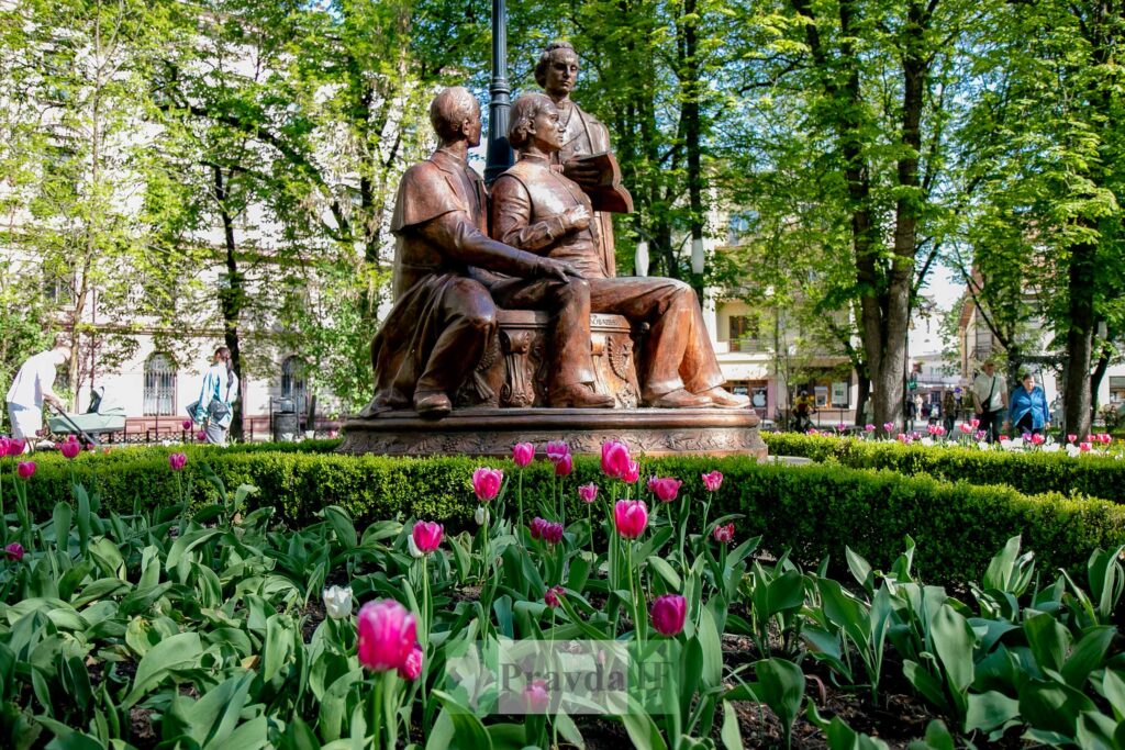Пам'ятник трифігурний у парку з тюльпанами