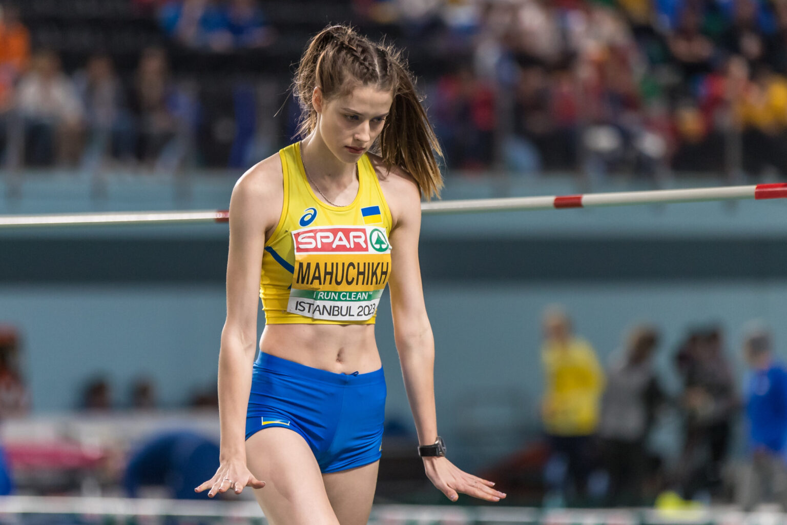 Спортсменка під час змагань зі стрибків у висоту.