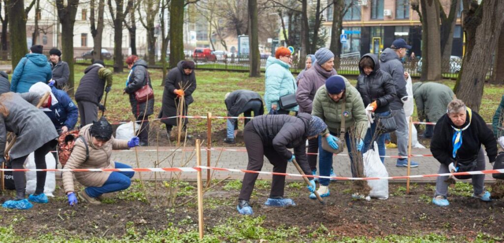 У Франківську висадили материнську алею памʼяті