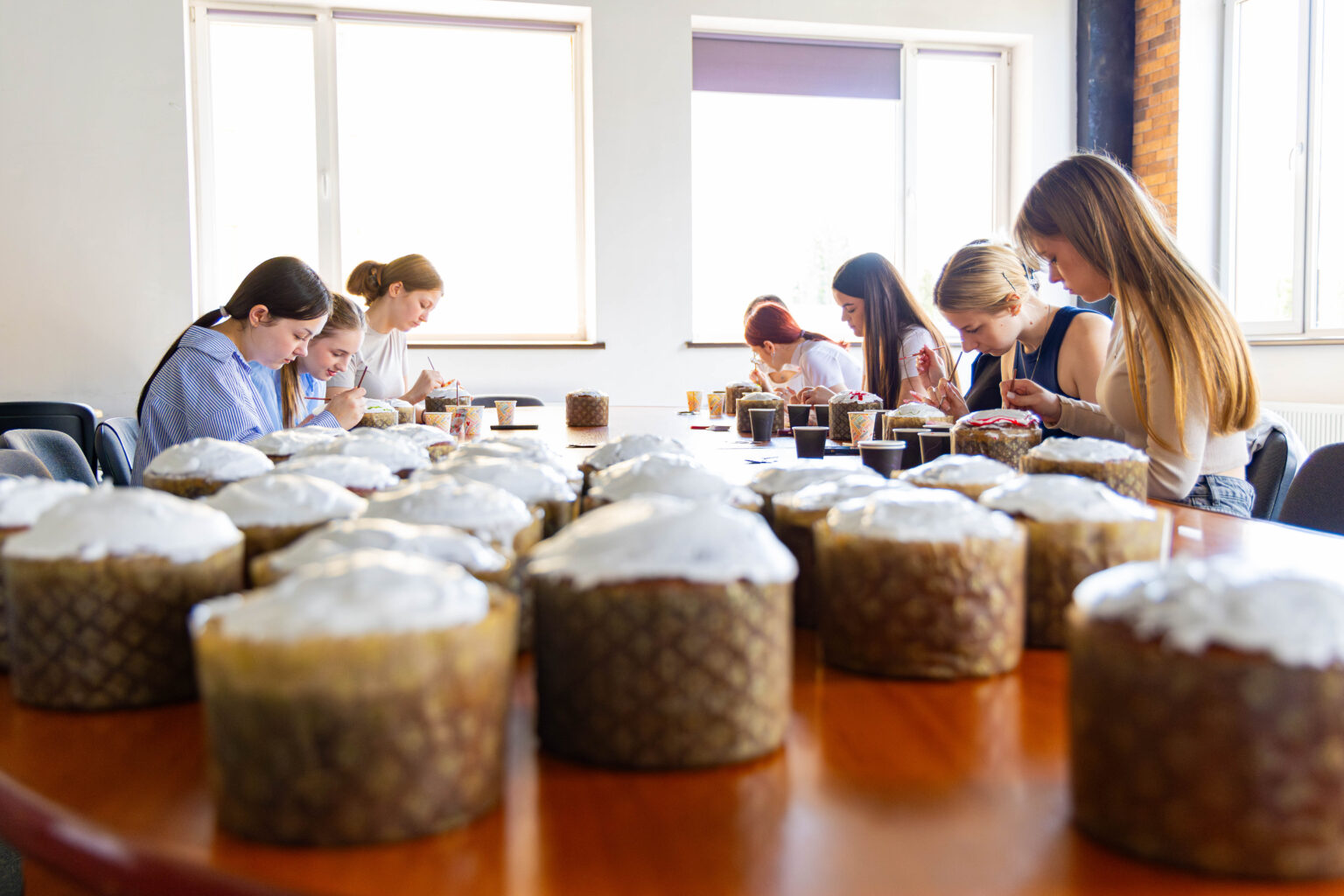 Декорування пасок групою людей за столом