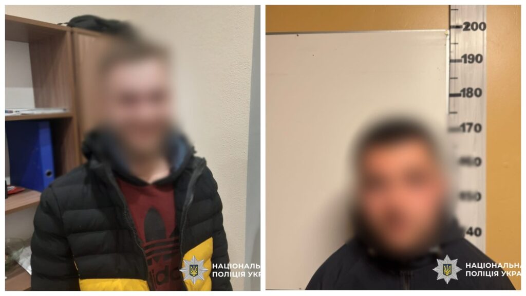 Затримані поліцією люди з розмитими обличчями