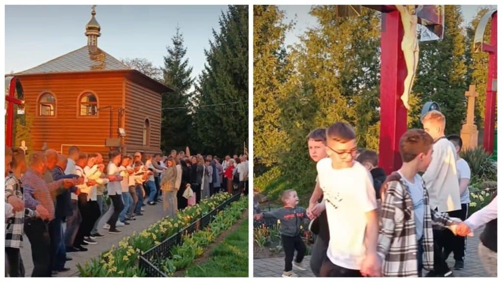 Люди танцюють хоровод біля дерев'яної церкви на заході.