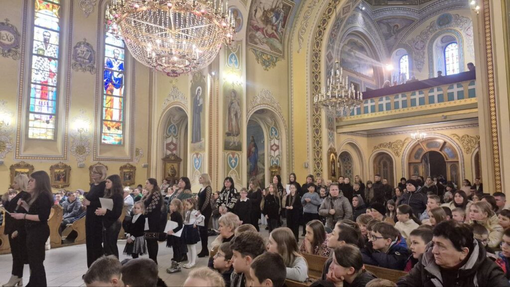 Люди в церкві під час служби.