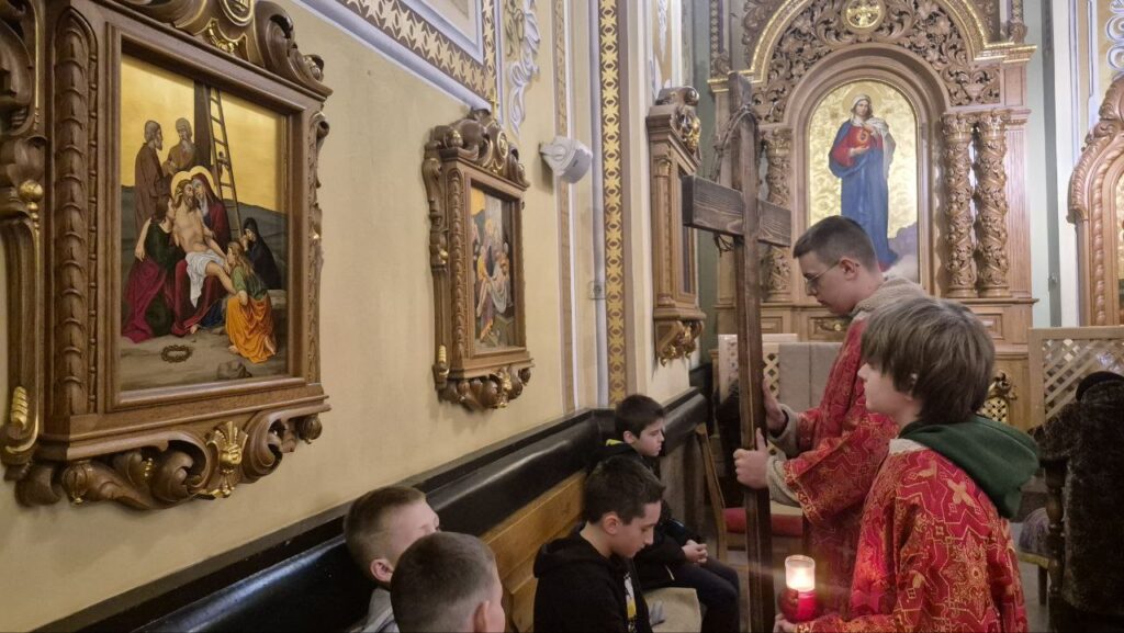 Молитва в церкві перед іконами
