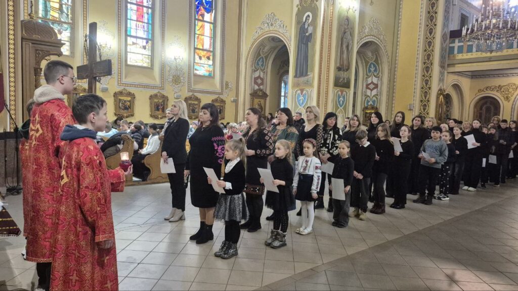 Церковна церемонія з парафіянами в траційних одягах