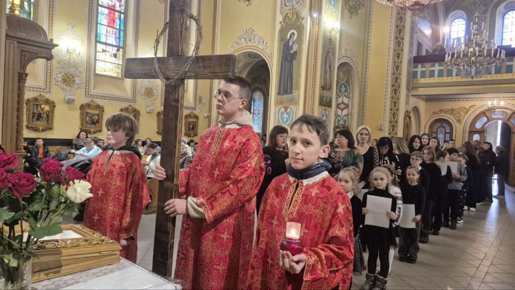 Церковна процесія в храмі з дітьми та дорослими.