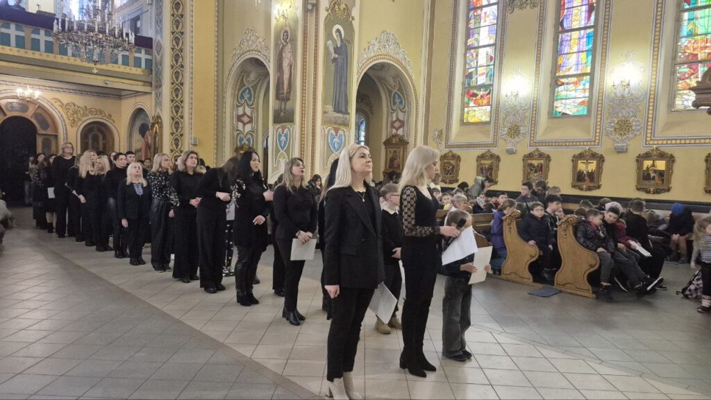 Люди в церкві під час літургії