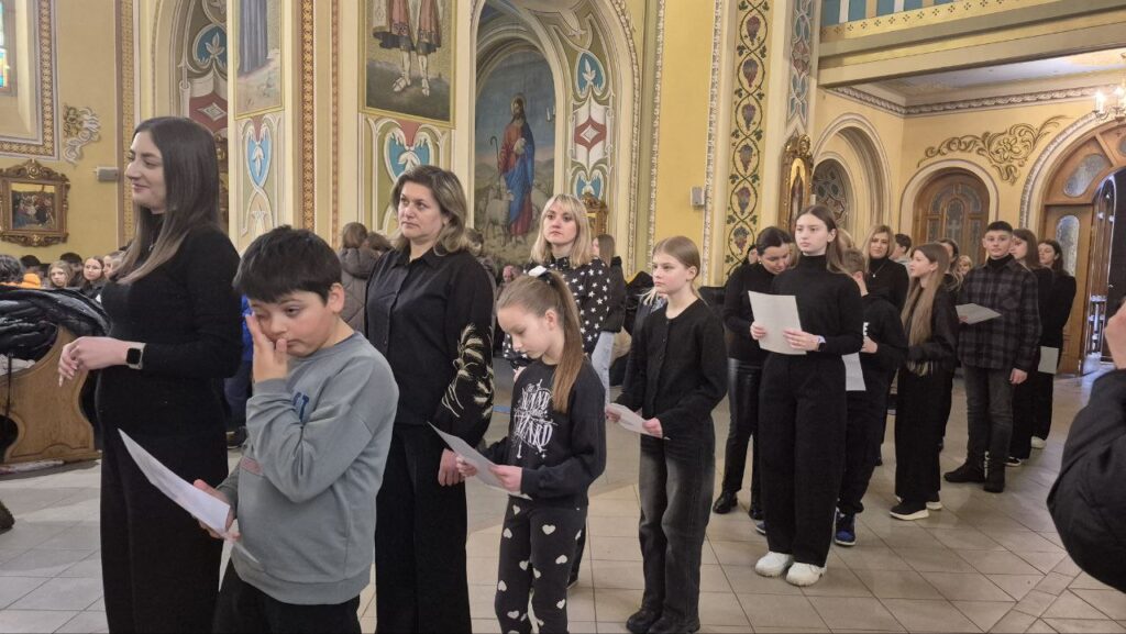 Люди в церкві з документами в руках