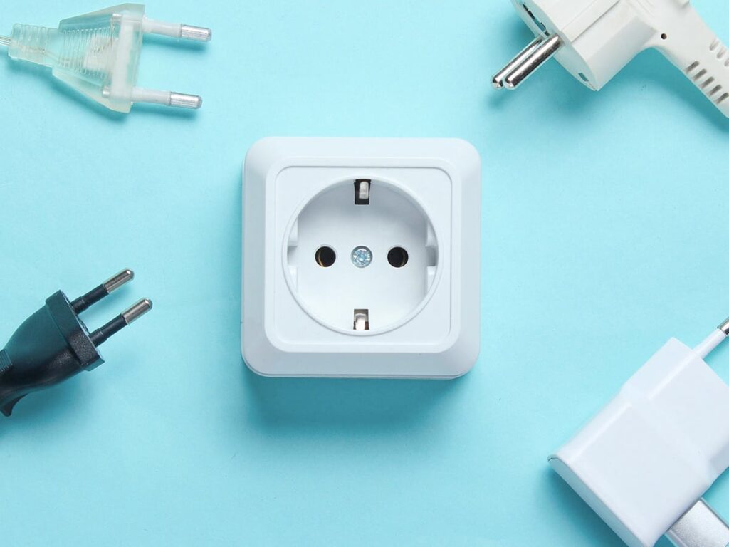 З 1 липня в розетках уже не буде 220 Вольт – що і чому змінюється?