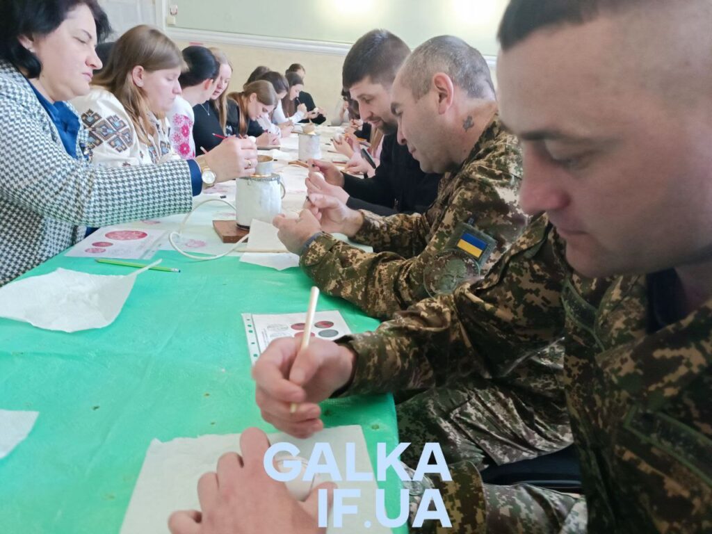 Студенти, викладачі та нацгвардійці розписували писанки у Франківську