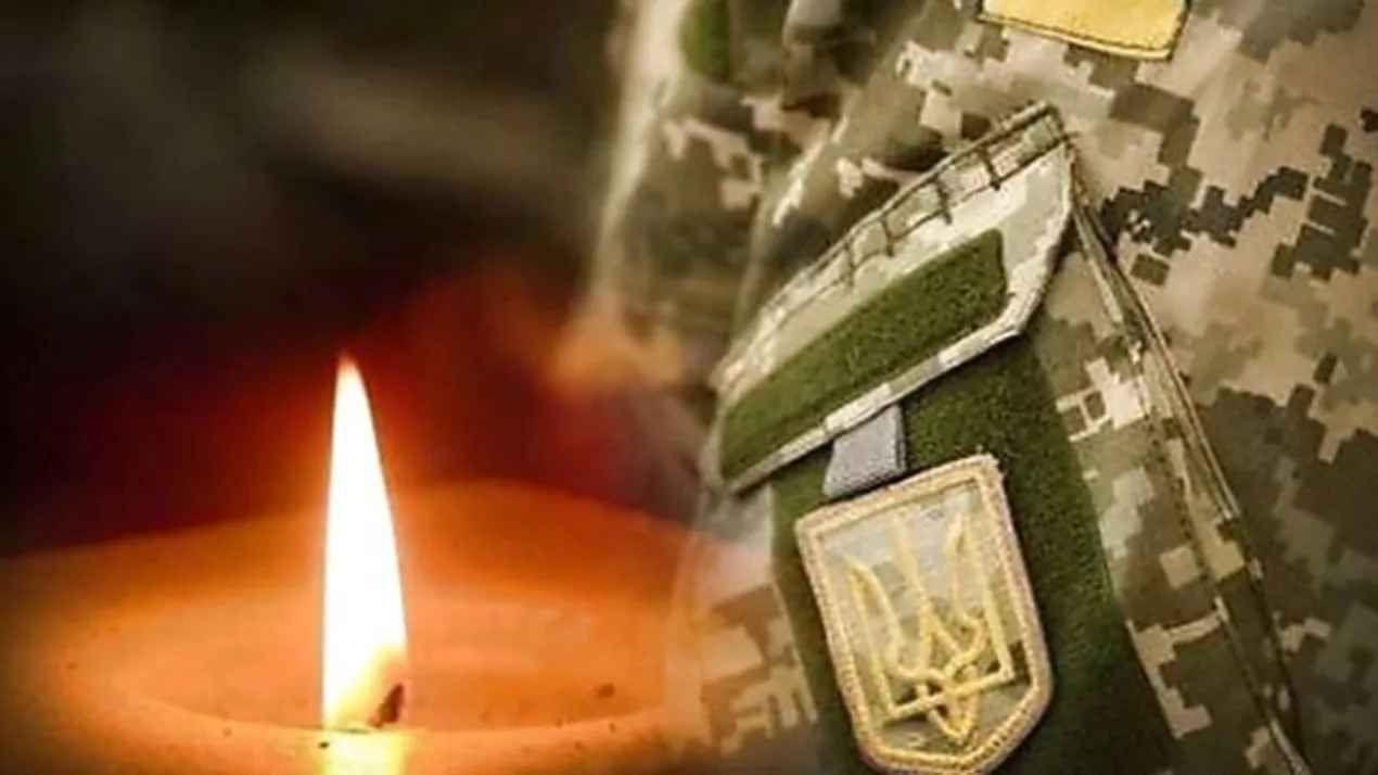 Палаюча свічка поруч з українським військовим шевроном