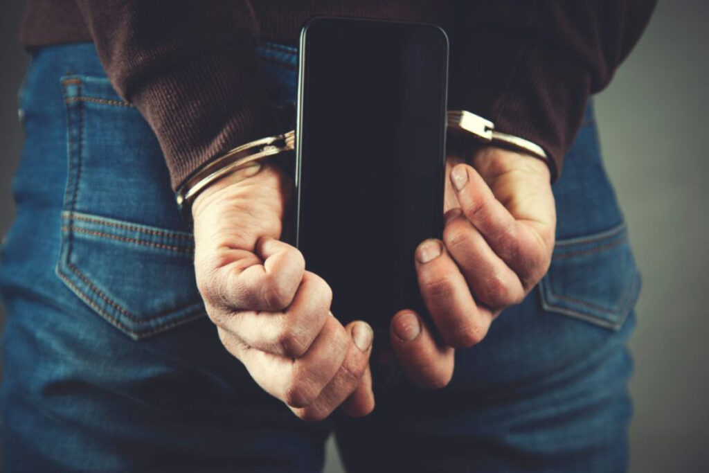 Житель Прикарпаття постане перед судом за крадіжку телефона