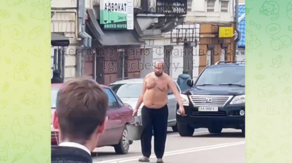 У Коломиї оголений чоловік жбурляв фекалії у поліцейський автомобіль ВІДЕО