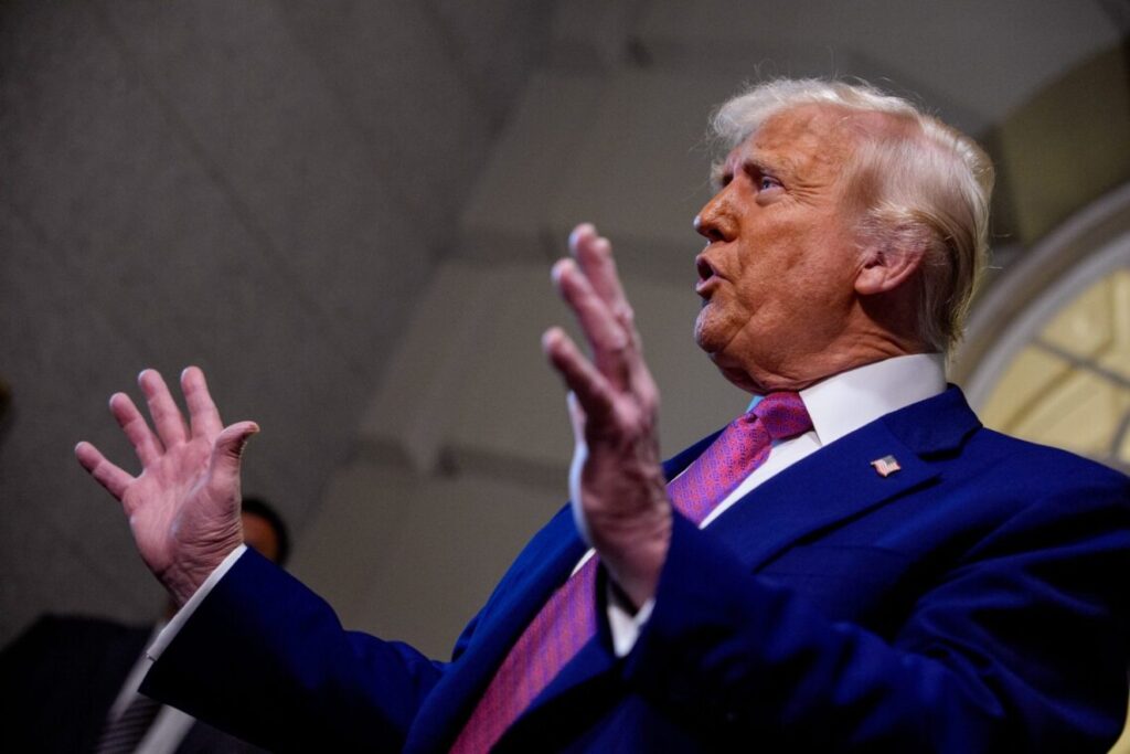 Трамп втрачає терпіння стосовно путіна, але щодо санкцій він не визначився, – Politico