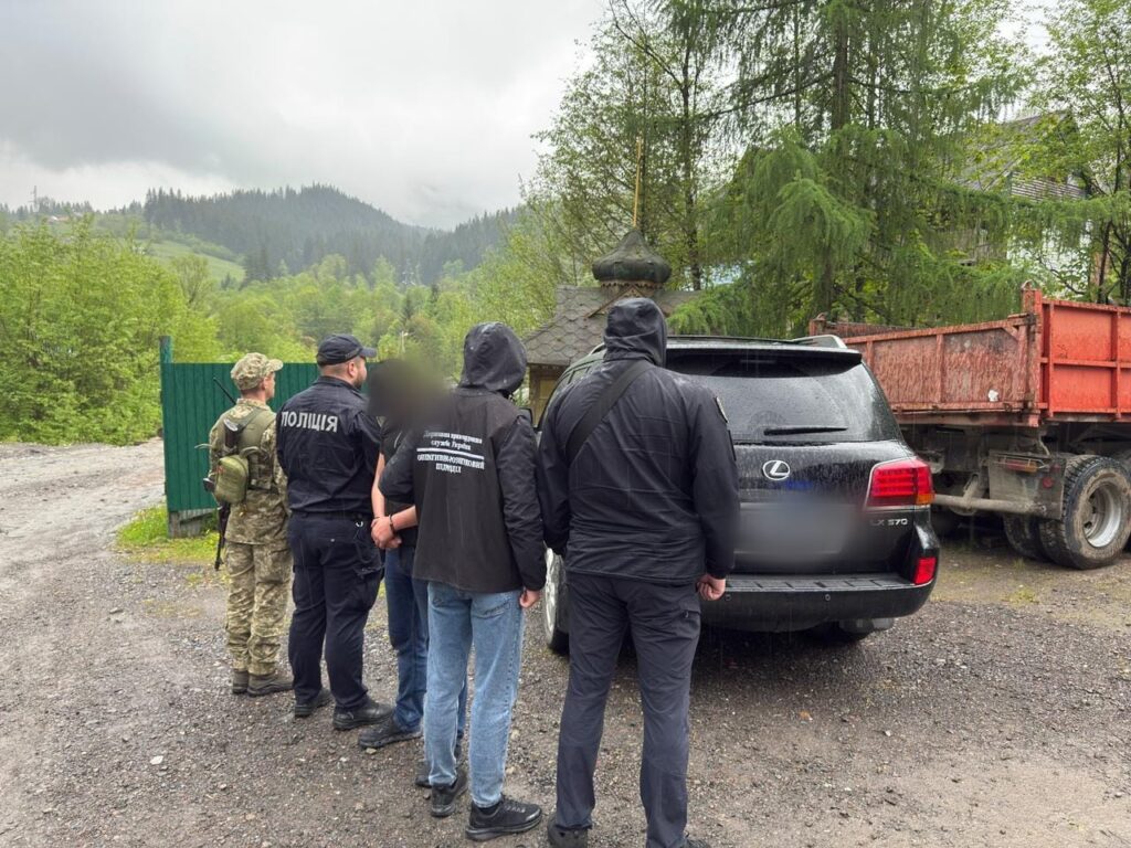 Ухилянт та переправник: прикордонники затримали двох прикарпатців за спробу незаконного перетину кордону