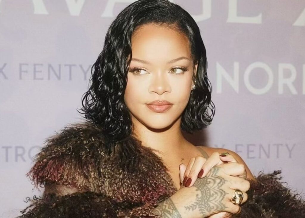 37-річна Ріанна оголосила про третю вагітність і показала помітно округлий животик