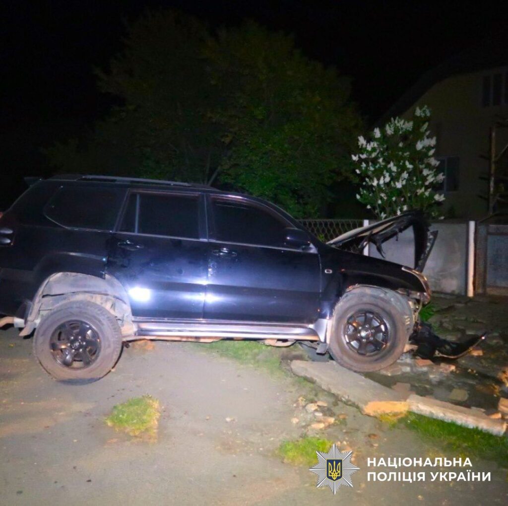 На Прикарпатті автомобіль в'їхав у бетонний заїзд. ФОТО
