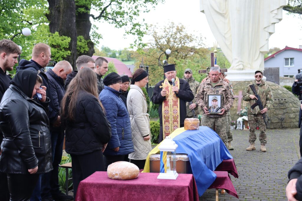Солотвинська громада зі сльозами на очах зустріла захисника України Віктора Цюпака ФОТО/ВІДЕО