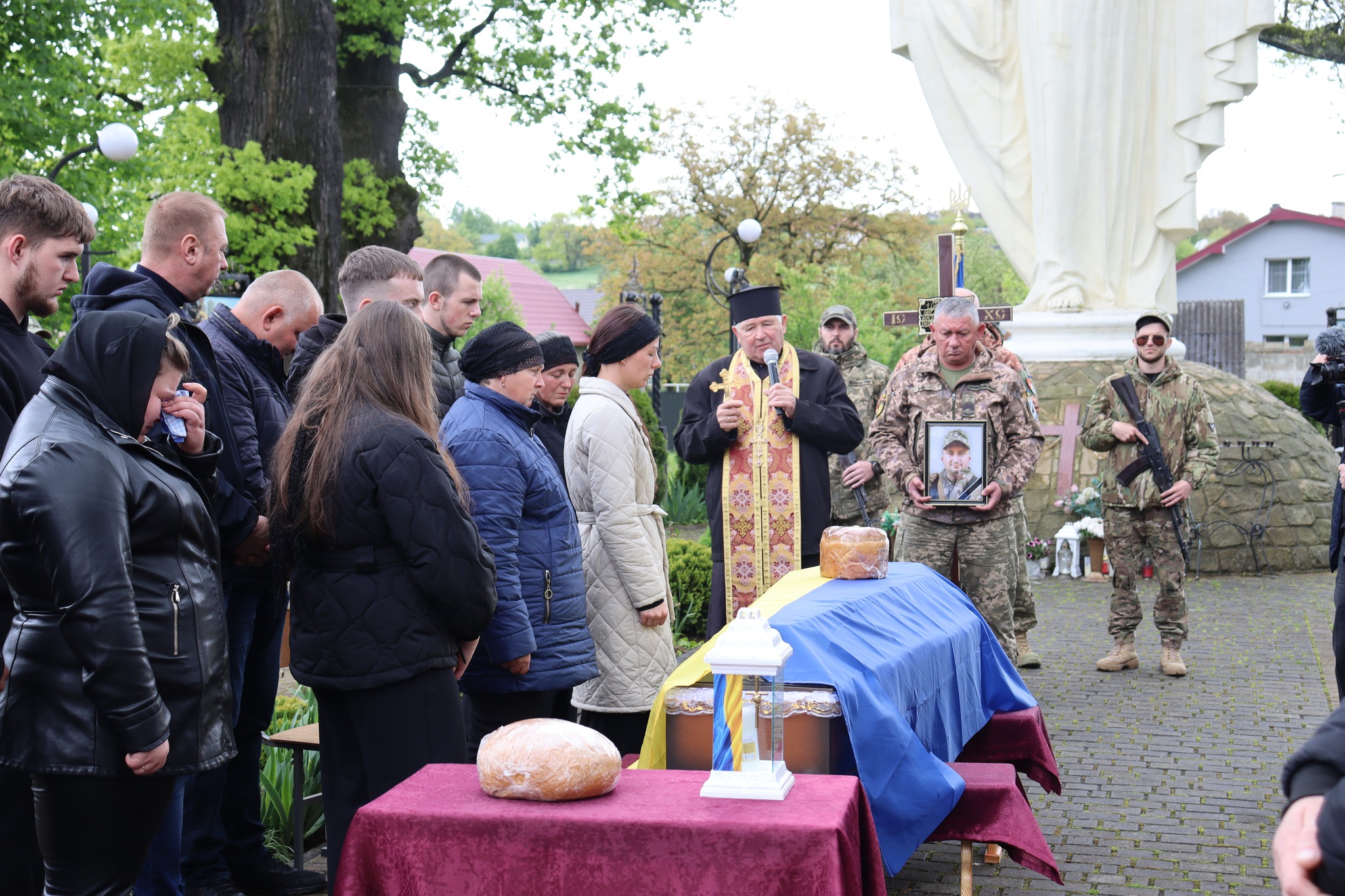 Солотвинська громада зі сльозами на очах зустріла захисника України Віктора Цюпака ФОТО/ВІДЕО