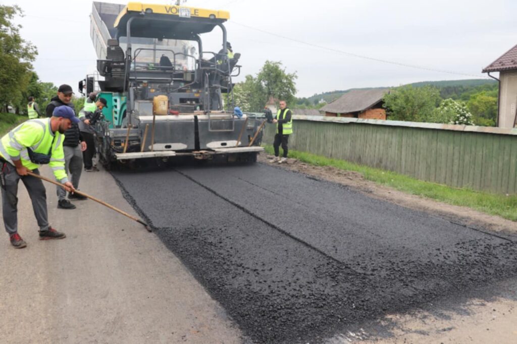 На Прикарпатті ремонтують дорогу Тязів - Снятин - Старі Кути ФОТО