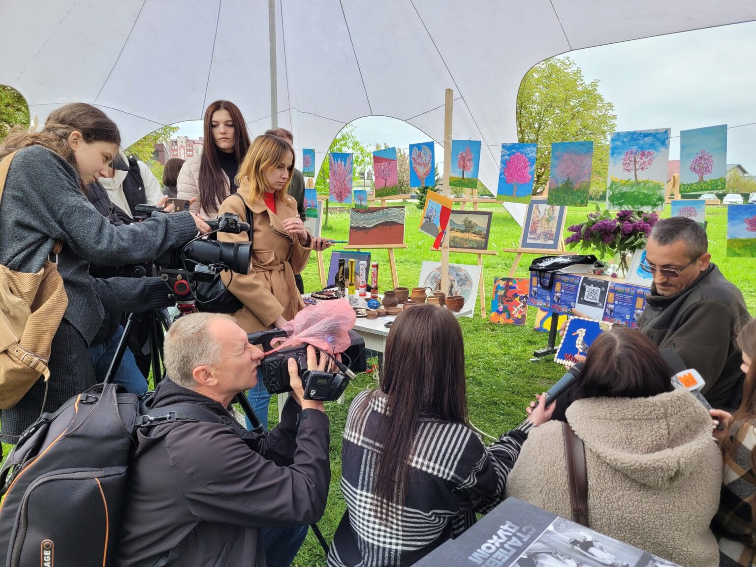 У Франківській обласній лікарні пройшов благодійний ярмарок картин, які намалювати військові ФОТО