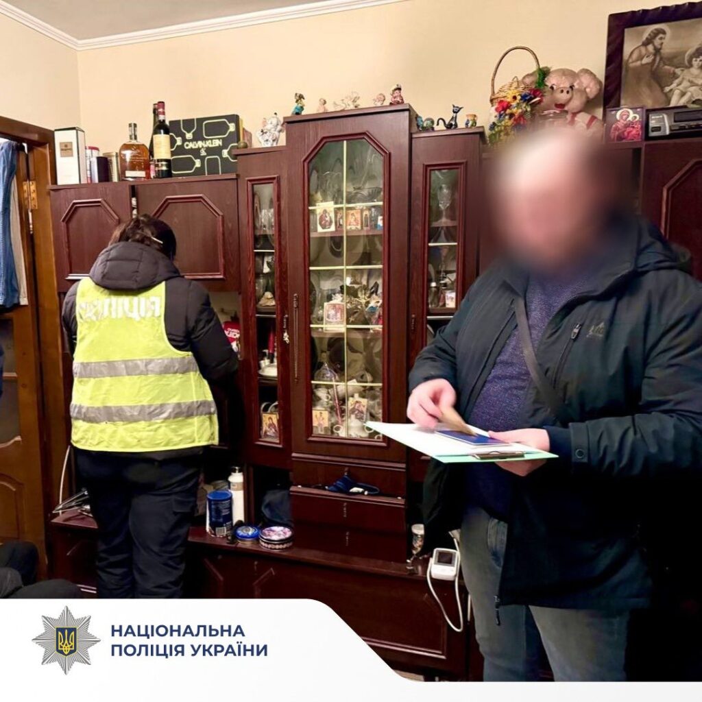 На Прикарпатті жінки організували незаконний виїзд родичів за межі України. ФОТО