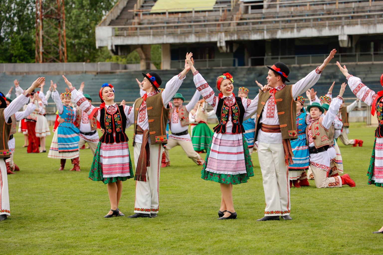 Культурний рекорд у Франківську: "Бойківчанку" одночасно танцювали 300 учасників ФОТО