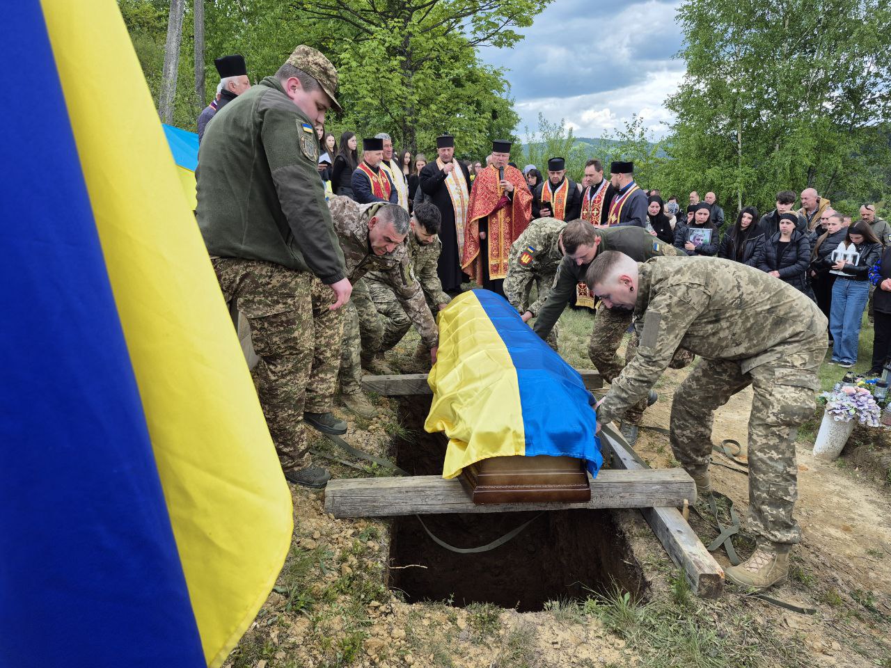 На Івано-Франківщині провели в останню путь полеглого воїна. ФОТО