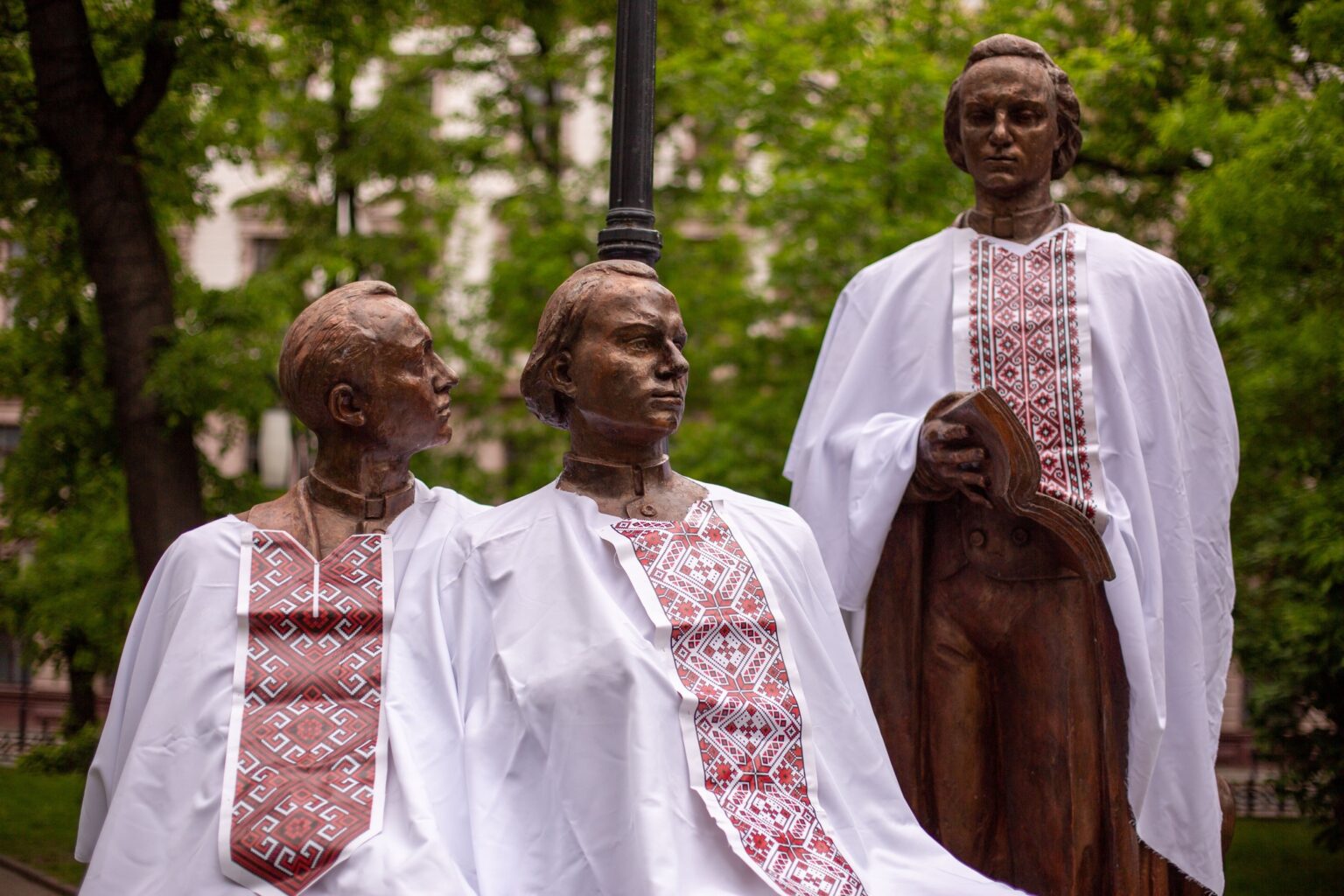 У Франківську пам’ятник “Руській трійці” вдягли у вишиванки. ФОТО