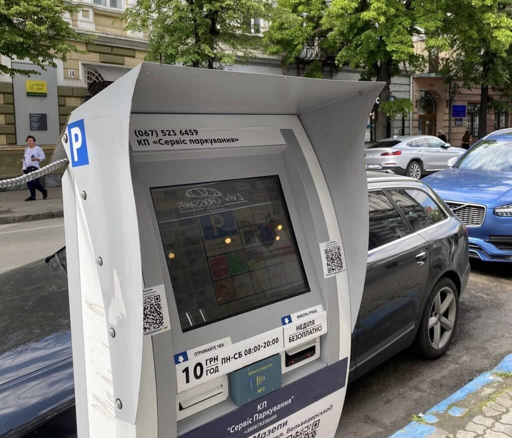 В Івано-Франківську з'являться ще чотири платні паркувальні майданчики. ФОТО