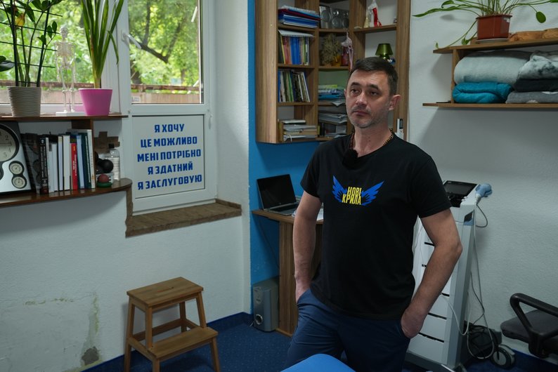 Як у Франківську ветеран Ігор Дільний реабілітує військових у центрі "Нові крила"